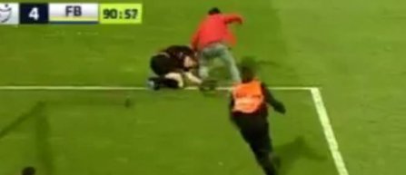 Arbitru batut de un fan in timpul meciului Trabzonspor - Fenerbahce (VIDEO)